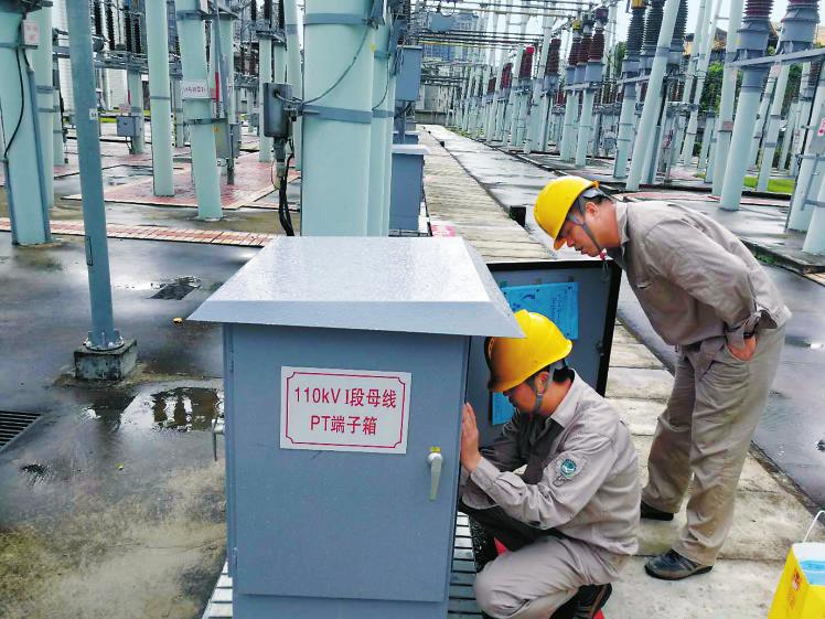  　　國網(wǎng)福州供電公司110千伏變電所工作人員安裝濕度調(diào)節(jié)片?！　‰S著雨水季節(jié)的來臨，國家電網(wǎng)公司相關(guān)部門進(jìn)一步加強(qiáng)設(shè)備防潮工作