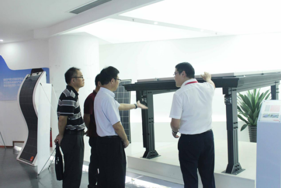 7月10日下午，佛山市禪城區(qū)政協(xié)主席殷輝一行領導蒞臨南控總部參觀指導。在南控電力總經(jīng)理劉香峰的陪同和介紹下，禪城區(qū)政協(xié)主席殷輝一行領導觀賞了南控展廳展示的技術最先進、新穎獨特的南控產(chǎn)品，觀看了公司專業(yè)高效的各部門團隊精神面貌，了解了南控當前的業(yè)務模式、當前發(fā)展狀況及未來的發(fā)展規(guī)劃