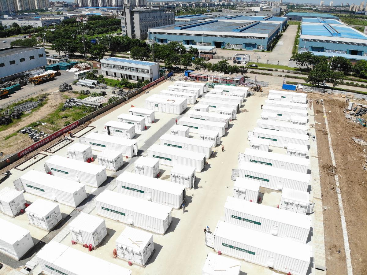 
	中國(guó)儲(chǔ)能網(wǎng)訊：2018年7月10日20點(diǎn)50分，隨著鎮(zhèn)江電力公司電力調(diào)度控制中心一聲令下，24兆瓦PCS變流器對(duì)電池正常充電，國(guó)內(nèi)最大規(guī)模電網(wǎng)側(cè)儲(chǔ)能系統(tǒng)項(xiàng)目江蘇鎮(zhèn)江大港五峰站成功并網(wǎng)，標(biāo)志著大規(guī)模電池儲(chǔ)能系統(tǒng)應(yīng)用于電網(wǎng)側(cè)領(lǐng)域邁出關(guān)鍵一步。



	


	據(jù)悉，江蘇鎮(zhèn)江受諫壁電廠3臺(tái)330兆瓦燃煤機(jī)組退役影響，今年電網(wǎng)迎峰度夏在用電高峰期間將會(huì)面臨電力緊張局面