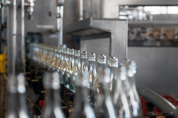 
                    
	 


	圖片來(lái)自“123rf.com.cn”


	


	【編者按】毫無(wú)疑問(wèn)，我國(guó)是消費(fèi)品生產(chǎn)大國(guó)，消費(fèi)品品牌和廠商不計(jì)其數(shù)，而這部分企業(yè)是又制造業(yè)集中度最低，智能化改造最復(fù)雜、難度最大的群體。通過(guò)文中列舉的輕工業(yè)企業(yè)案例不難看出，像哇哈哈、茅臺(tái)這樣的大品牌，工廠改造依然在信息化階段，距離“大數(shù)據(jù)”、“人工智能”這樣的概念還有相當(dāng)遠(yuǎn)的距離