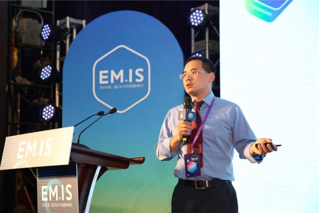 
	中國(guó)儲(chǔ)能網(wǎng)訊：從1999年開(kāi)始電力市場(chǎng)建設(shè)至今，德州電源結(jié)構(gòu)發(fā)生了根本性變化，由主要是低效不靈活的煤電和燃?xì)鈾C(jī)組，發(fā)展到主要是新能源風(fēng)能、聯(lián)合燃?xì)鈾C(jī)組。



	過(guò)去幾年，德州新能源滲透比不斷創(chuàng)造記錄，2017年10月27日，新能源最高滲透比達(dá)到54%，是第一次在有電力市場(chǎng)運(yùn)行環(huán)境下規(guī)模比較大的電網(wǎng)達(dá)到這么高的可再生能源滲透率