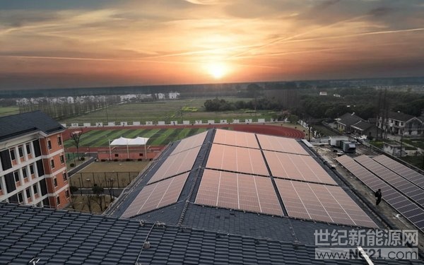  上海市松江區(qū)新浜學(xué)校每年種樹(shù)將近6000棵，堪稱綠色環(huán)?？?。這6000棵樹(shù)并非造林工程，而是新浜學(xué)校屋頂光伏電站每年產(chǎn)生綠電減排二氧化碳的效果