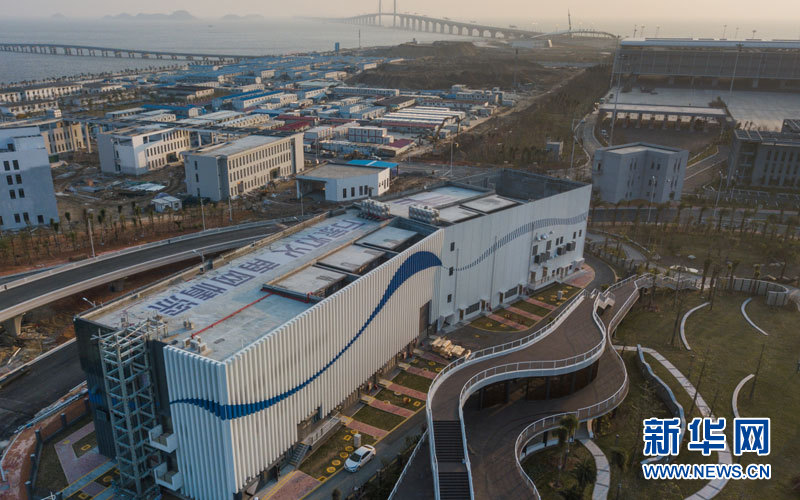 　　位于珠澳口岸人工島西北角珠?？诎妒姓涮讌^(qū)的110千伏人工島輸變電工程，主要承擔(dān)對人工島及港珠澳大橋本體工程的供電任務(wù)，是港珠澳大橋的配套電源工程?！　　斑@一工程對完善國家和粵港澳三地的綜合運(yùn)輸體系和高速公路網(wǎng)絡(luò)提供電力保證，對實(shí)現(xiàn)可持續(xù)發(fā)展有著重要意義