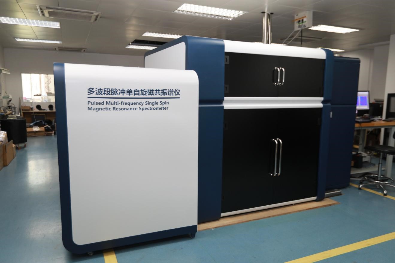 　　【中國儀表網(wǎng) 儀表研發(fā)】2018年6月15日，中國科學(xué)技術(shù)大學(xué)承擔(dān)的國家重大儀器研制項(xiàng)目(部門推薦) “多波段脈沖單自旋磁共振譜儀研制”結(jié)題驗(yàn)收會(huì)議在安徽合肥召開。國家自然科學(xué)基金委員會(huì)(以下簡稱”基金委”)相關(guān)負(fù)責(zé)人、中科院條件保障與財(cái)務(wù)局相關(guān)負(fù)責(zé)人、項(xiàng)目驗(yàn)收專家組、項(xiàng)目監(jiān)理組、技術(shù)驗(yàn)收組、財(cái)務(wù)驗(yàn)收組、檔案驗(yàn)收組、中國科學(xué)技術(shù)大學(xué)相關(guān)負(fù)責(zé)人、項(xiàng)目組全體成員等50余人參加了驗(yàn)收會(huì)