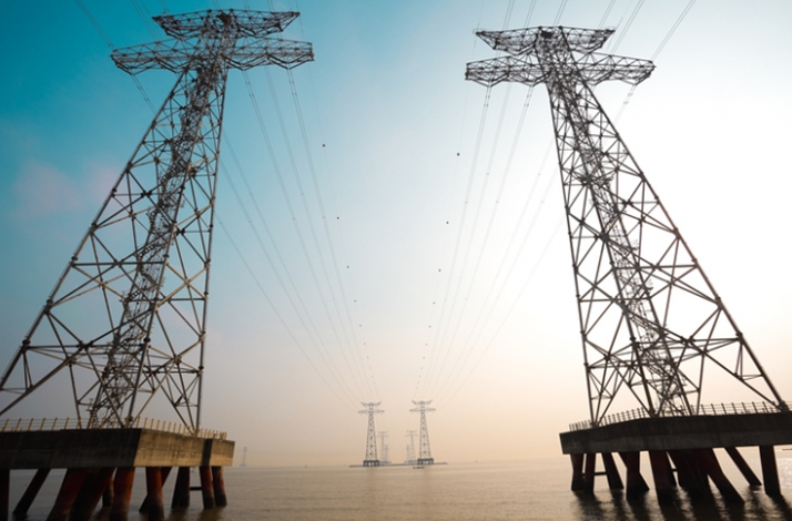 
	中國儲能網(wǎng)訊：日前據(jù)悉，英國的輸電系統(tǒng)運(yùn)營商N(yùn)ational Grid公司重新規(guī)劃了英國儲能裝機(jī)容量的市場目標(biāo)，將在2023年之前的儲能裝機(jī)容量將達(dá)到50GW，這可能是向持續(xù)時間更長的電池儲能系統(tǒng)發(fā)展邁出的重要一步。


	


	關(guān)注英國及其他地區(qū)的清潔能源行業(yè)的媒體Current近日報道稱，National Grid公司尋求在即將舉行的T-4 2022/23拍賣中獲得46.3GW的備用儲能容量，并在T-1 2019/20拍賣中獲得4.6GW的儲能容量