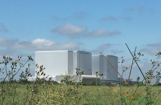 
                    　　六月下旬的布拉德韋爾(Bradwell)，風(fēng)和日麗，遍地開滿了金色的油菜花。這座位于英國東海岸的小鎮(zhèn)，曾是二戰(zhàn)時期英國皇家空軍的一個重要基地