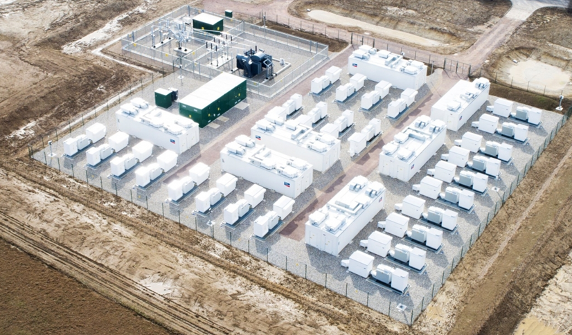 
	中國儲能網(wǎng)訊：2018年，英國大規(guī)模電池儲能系統(tǒng)的裝機(jī)容量將超過450MW，僅今年上半年就完成了約250MW的儲能系統(tǒng)的部署。這都是由1MW以上的儲能項目組成的，其中包括已經(jīng)開始出現(xiàn)的用戶側(cè)更大的儲能項目