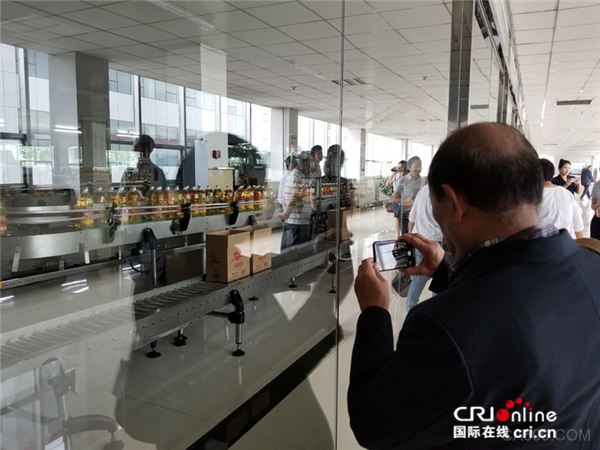 
                    
	在中央廣播電視總臺國際在線和哈爾濱市人民政府新聞辦公室的共同組織下，我于６月３０日至７月４日參加了“海外大Ｖ哈爾濱行”活動，來到中國黑龍江省哈爾濱市進(jìn)行參觀和采訪。五天的行程中，有很多活動給我留下深刻印象，其中之一就是參觀九三糧油集團(tuán)和完達(dá)山乳業(yè)集團(tuán)的生產(chǎn)車間