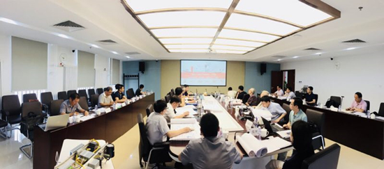 　　【中國儀表網 儀表會議】在原機械工業(yè)部沈烈初副部長和陸燕蓀副部長關心和推動下，受大連光洋科技集團有限公司委托，2018年7月4日機械工業(yè)儀器儀表綜合技術經濟研究所(以下簡稱儀綜所)在亦莊基地組織召開了“大連智能制造裝備產業(yè)園采用大數據+互聯網+物聯網+人工智能，實現數字化、網絡化、智能化工廠管控實施方案研討會”。原機械工業(yè)部沈烈初副部長和陸燕蓀副部長，大連光洋科技集團有限公司董事長于德海教授、機械工業(yè)第六設計研究院有限公司(以下簡稱中機六院)副總經理朱愷真教授、中國航天科工集團