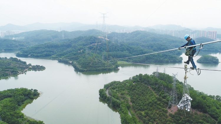 　　500千伏縱江二期工程投運 　　珠三角負(fù)荷中心供電能力“再升級” 　　高空作業(yè)人員在離水面近百米的空中安裝間隔棒。陳海東 攝　　6月28日，廣東東莞縱江變電站配套500千伏線路二期工程(以下簡稱“縱江二期工程”)竣工投運