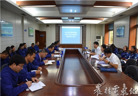 
　　農(nóng)村電氣化網(wǎng)訊：7月12日，寶雞分公司總會計師王文婷帶領財務經(jīng)營部主任李永輝、生產(chǎn)技術部副主任何飛深入鳳翔分公司進行專題調(diào)研。

　　調(diào)研匯報會上，鳳翔分公司黨支部書記劉建峰代表班子分別從安全生產(chǎn)、市場營銷、電網(wǎng)建設、經(jīng)營管理、人力資源、行政及黨建等六個方面做了專題匯報，王文婷對該公司上半年各項及經(jīng)濟指標和重點任務完成情況給予了充分肯定，認為鳳翔分公司上半年工作特色亮點突出，組織推進有序，成效初步彰顯，尤其是“三供一業(yè)”等工作組織有力，進展高效，在寶雞分公司系統(tǒng)樹立了標桿