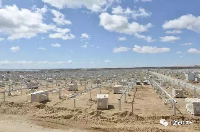 
	中國儲能網(wǎng)訊：青海新能源經(jīng)濟(jì)走向升級十字路口，儲能野火乘風(fēng)而起。



	文|李鳶兒



	一年前被狙掉的青?！帮L(fēng)電+配套10%儲能”新政，以一種企業(yè)自行實踐的方式，為青海風(fēng)電儲能，留下了它日燎原的火種