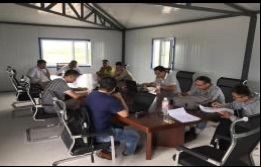 （通訊員 喻澤君） 浙江正泰新能源開發(fā)有限公司北部光伏區(qū)域公司工程安全質(zhì)量主管李向國(guó)在白城光伏發(fā)電應(yīng)用領(lǐng)跑基地者1號(hào)項(xiàng)目區(qū)項(xiàng)目部組織召開基地建設(shè)1號(hào)項(xiàng)目安全與質(zhì)量專題會(huì)議。會(huì)議明確：一是完善項(xiàng)目部的安全體系，充分落實(shí)各項(xiàng)安全生產(chǎn)責(zé)任制，增強(qiáng)建設(shè)施工安全生產(chǎn)意識(shí)，切實(shí)把現(xiàn)場(chǎng)安全管理工作落實(shí)到實(shí)處；二是嚴(yán)把質(zhì)量關(guān)，保證各項(xiàng)施工任務(wù)快速有序推進(jìn)