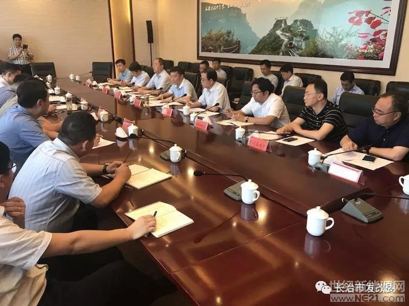  7月12日,長(zhǎng)治光伏發(fā)電技術(shù)領(lǐng)跑基地領(lǐng)導(dǎo)組辦公室組織召開投資企業(yè)對(duì)接座談會(huì)。市基地辦、黎城、平順縣政府分管副縣長(zhǎng)、縣基地辦有關(guān)負(fù)責(zé)同志、長(zhǎng)治能源革命研究院、財(cái)通公司等相關(guān)部門，隆基股份、聯(lián)合光伏、天合股份和國(guó)開新能源企業(yè)代表參加了會(huì)議