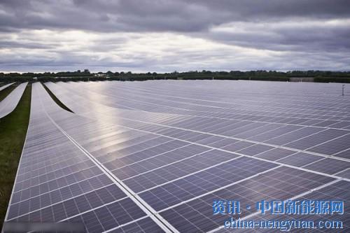                                                                                                                                                                     
	　　據(jù)報道，由于支持率下降，英國太陽能部署的需補貼項目處在是否具備經(jīng)濟性的關(guān)鍵節(jié)點上，目前其安裝容量已減少一半。

	　　圍繞太陽能發(fā)電組件與電池最低進口價格（MIP）未來不確定