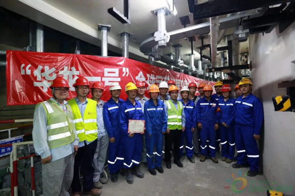 
                    　　7月14日15時18分，隨著福清核電5號機組主管道焊接現(xiàn)場藍色焊接弧光緩緩熄滅，標(biāo)志著“華龍一號”示范工程全球首堆主管道焊接工作全部完成。公司總經(jīng)理、黨委副書記陳國才與焊接工人一道共同見證了該時刻