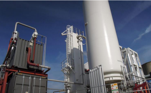 
	中國儲能網(wǎng)訊：日前，英國Highview Power公司表示，正式開通運營全球第一個電網(wǎng)規(guī)模的液體空氣儲能（LAES）工廠。這個位于曼徹斯特附近的儲能容量為5兆瓦/15兆瓦時的液態(tài)空氣儲能（LAES）工廠可以為5000個家庭提供3小時的電力，以及電網(wǎng)平衡和監(jiān)管服務(wù)