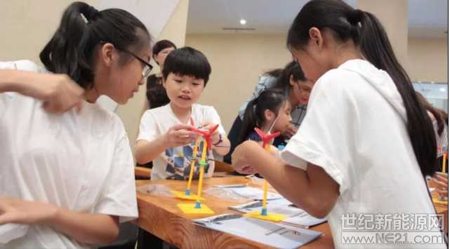  “變了，變了，地球變紅了”同學(xué)們昂著頭，看見巨幅天幕背景展示著浩瀚星空，穹頂上，一顆巨大球體，旋轉(zhuǎn)中不斷變換自身顏色和圖案，分別展示著地球和太陽，星空中還“懸浮”著“天宮一號(hào)”這類的航天器模型，同學(xué)們顯得既興奮又驚訝。



7月14日，由嘉興市秀洲區(qū)科協(xié)主辦的“紅船少年 走進(jìn)360行”科普系列活動(dòng)第二站來到了秀洲光伏科技館，帶著同學(xué)們了解光伏發(fā)電，探秘智慧能源