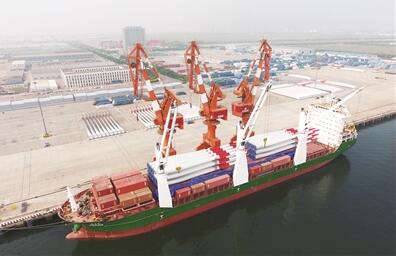 　　昨日，天津臨港港務(wù)集團(tuán)有限公司負(fù)責(zé)裝船的12萬方風(fēng)電設(shè)備（共計(jì)48套風(fēng)電設(shè)備）在天津港保稅區(qū)臨港區(qū)域大沽口港區(qū)12號(hào)碼頭順利完成。


等待遠(yuǎn)航的新區(qū)風(fēng)電設(shè)備 記者 賈磊 攝
 
　　據(jù)悉，該批風(fēng)電設(shè)備由坐落在新區(qū)的東方 電氣風(fēng)電有限公司生產(chǎn)，將由3萬噸級(jí)“哈拉爾”輪運(yùn)至吉布提共和國吉布提港，最終運(yùn)輸至目的地埃塞爾比亞，用于該國風(fēng)能發(fā)電