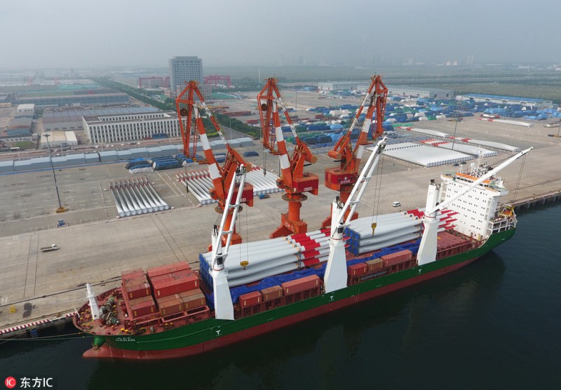 　　 2018年7月15日，天津臨港港務(wù)集團(tuán)有限公司負(fù)責(zé)裝船的12萬方風(fēng)電設(shè)備（共計(jì)48套風(fēng)電設(shè)備）在天津港保稅區(qū)臨港區(qū)域大沽口港區(qū)12號(hào)碼頭順利完成。該批風(fēng)電設(shè)備將由3萬噸級(jí)“哈拉爾”輪運(yùn)至吉布提共和國吉布提港，最終運(yùn)輸至目的地埃塞爾比亞，用于該國風(fēng)能發(fā)電，該項(xiàng)目屬于國家“一帶一路”倡議項(xiàng)目和“援建非洲”項(xiàng)目