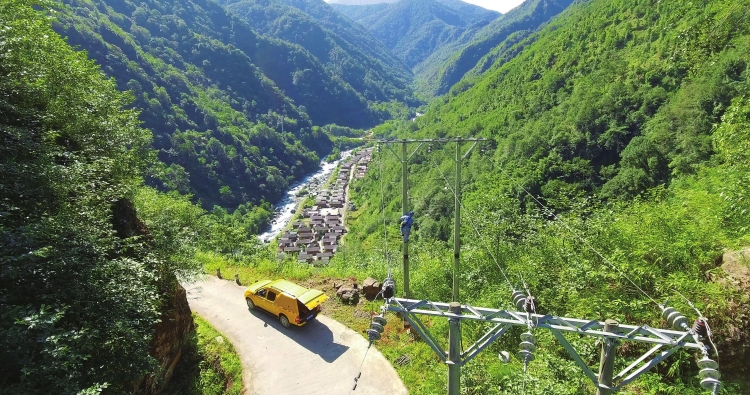 
　　近期，由于獨(dú)龍江鄉(xiāng)雷暴天氣較多，擊爆絕緣子的情況時有發(fā)生，為避免設(shè)備損傷引起供電線路跳閘，供電人員及時檢查供電設(shè)備。圖為供電人員檢查獨(dú)龍江鄉(xiāng)拉旺朵村民小組的供電線路