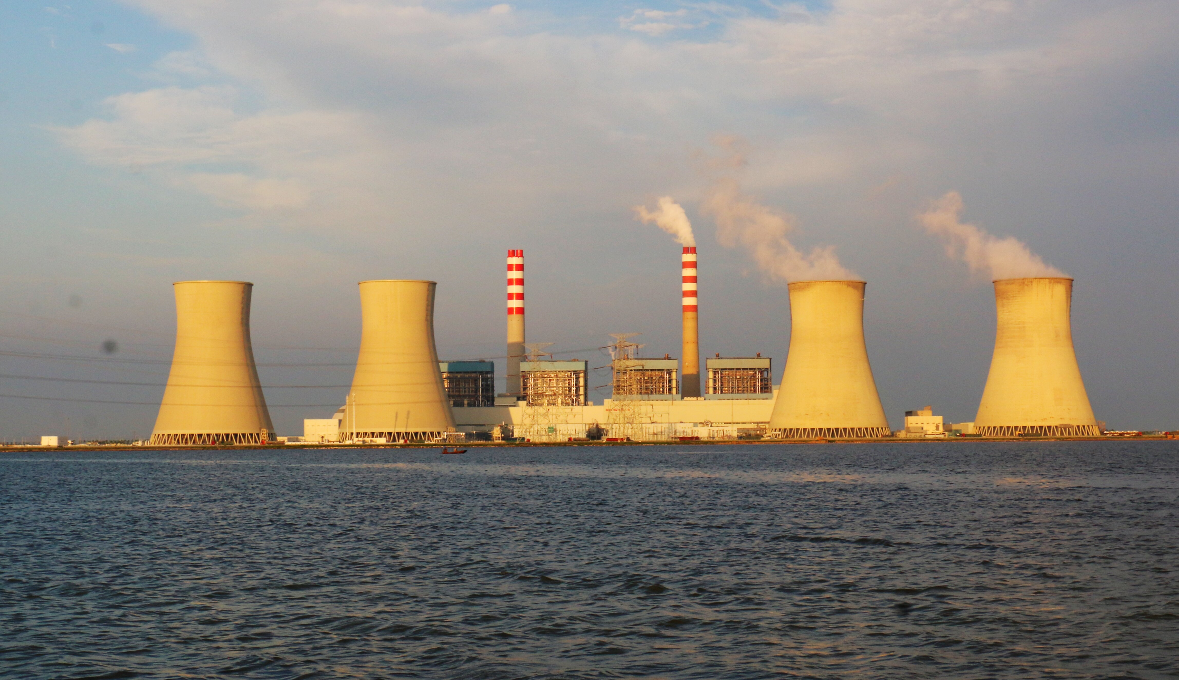 天津北疆發(fā)電廠4×1000MW機(jī)組工程全景  　　六月的渤海灣，碧波浩渺，長空無際。 　　天津?yàn)I海新區(qū)，一座裝機(jī)容量400萬千瓦的大型現(xiàn)代化電站拔地而起，巍然矗立在渤海之濱，宛若一顆璀璨的明珠，照耀著渤海灣畔