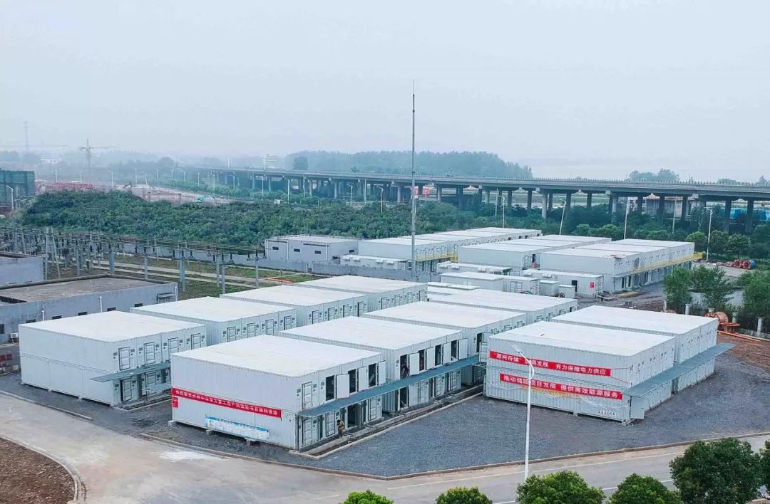 
	再創(chuàng)奇跡！南都電源為大規(guī)模分布式儲能建設(shè)提供典范



	中國儲能網(wǎng)訊：7月5日，由國網(wǎng)鎮(zhèn)江供電公司部署、國網(wǎng)江蘇綜合能源服務(wù)有限公司租用、南都電源投資建設(shè)的飛達(dá)集團(tuán)20MW/160MWh智慧儲能電站成功并網(wǎng)，標(biāo)志著我國模塊化預(yù)裝儲能電站技術(shù)已進(jìn)入大規(guī)模應(yīng)用階段。


	



	 


	


	該電站是國網(wǎng)江蘇電力迎峰度夏的重點(diǎn)工程，同時(shí)也是目前國內(nèi)最大規(guī)模的模塊化預(yù)裝式儲能電站