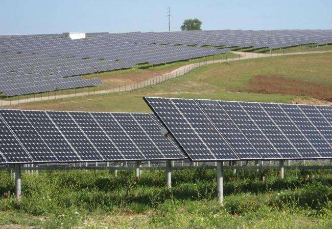 從國家電投集團(tuán)黃河上游水電開發(fā)有限責(zé)任公司了解到，截至2017年底，黃河公司電力總裝機(jī)容量1595萬千瓦，清潔能源比重占92%。其中，光伏裝機(jī)達(dá)286萬千瓦，繼續(xù)穩(wěn)坐全球光伏發(fā)電最大運(yùn)營商的寶座