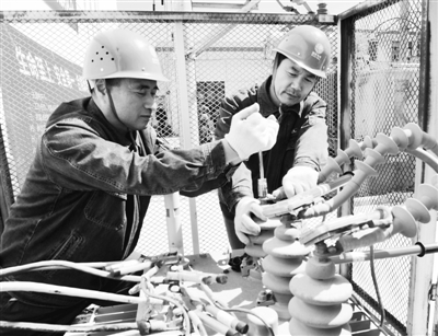                                                                 圖為蘭州供電公司員工在110千伏大同變電站檢修設(shè)備。            高衛(wèi)/攝                                                             　　7月9日21時(shí)40分，國(guó)網(wǎng)甘肅蘭州供電公司城關(guān)供電服務(wù)中心搶修班接到當(dāng)天第3個(gè)工單：“蘭州市鹽場(chǎng)堡一用戶家中停電，請(qǐng)盡快處理