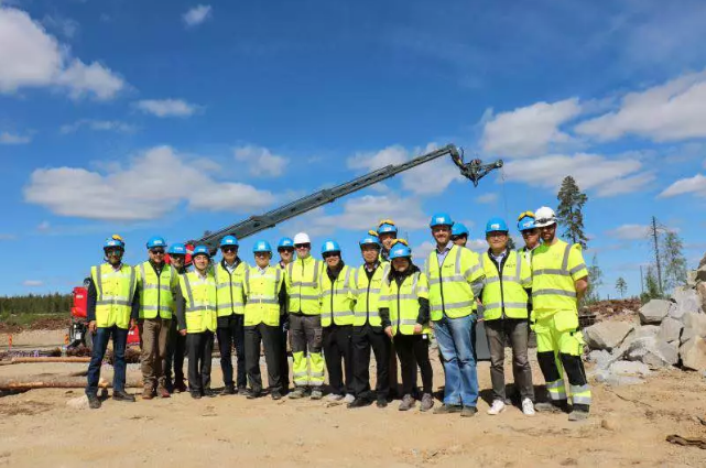                        法國當(dāng)?shù)貢r(shí)間7月17日，中國廣核集團(tuán)（簡稱“中廣核”）下屬中廣核歐洲能源公司與麥格理（Macquarie）和通用電氣公司（GE）簽署股權(quán)轉(zhuǎn)讓協(xié)議，完成對(duì)歐洲最大單體陸上風(fēng)電場——瑞典北極（North Pole）風(fēng)電項(xiàng)目75%股權(quán)的收購。 北極風(fēng)電項(xiàng)目位于瑞典皮特奧市（Pitea），計(jì)劃安裝179臺(tái)單機(jī)容量3.63兆瓦的風(fēng)機(jī)，預(yù)計(jì)2019年底前完成安裝并運(yùn)營，總裝機(jī)容量為65萬千瓦，是歐洲目前最大的單體陸上風(fēng)電場