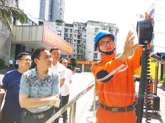 　　近日, 記者從國(guó)網(wǎng)宜賓供電公司獲悉，根據(jù)宜賓社會(huì)經(jīng)濟(jì)發(fā)展方向，宜賓啟動(dòng)新一輪電網(wǎng)規(guī)劃，歷時(shí)三個(gè)多月，開展了2018年-2025年220千伏及以下電網(wǎng)滾動(dòng)規(guī)劃工作, 總投資32.5億元，為全市經(jīng)濟(jì)社會(huì)發(fā)展提供可靠保障?！　〗陙恚速e堅(jiān)持“雙輪驅(qū)動(dòng)”發(fā)展戰(zhàn)略，鞏固提升傳統(tǒng)產(chǎn)業(yè)，加快發(fā)展新興產(chǎn)業(yè)，大力發(fā)展智能終端、軌道交通、新能汽車等產(chǎn)業(yè)，實(shí)施“科創(chuàng)城、大學(xué)城” 雙城建城，加快建設(shè)長(zhǎng)江上游區(qū)域中心城市、全國(guó)性綜合交通樞紐、四川南向開放樞紐門戶，爭(zhēng)創(chuàng)四川省經(jīng)濟(jì)副中心