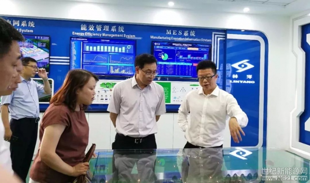  近期，中國電建集團河南工程有限公司董事長王海波先生一行到訪公司，深入考察了解公司智能、節(jié)能、新能源三大板塊業(yè)務(wù)的運營情況和公司產(chǎn)品及生產(chǎn)技術(shù)水平，對公司的產(chǎn)品品質(zhì)、技術(shù)實力、創(chuàng)新能力、投融資實力和近年取得的優(yōu)異成績表示高度認(rèn)可，并表示愿意與林洋能源全方位的展開合作。





考察期間，公司全資子公司江蘇林洋新能源科技有限公司與中國電建集團河南工程有限公司達成合作共識并簽署戰(zhàn)略合作協(xié)議