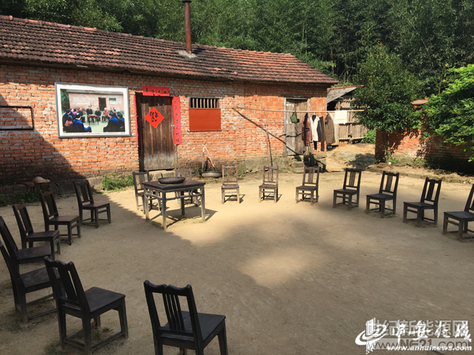 7月17日下午，伴隨著烈日驕陽，記者來到金寨縣花石鄉(xiāng)大灣村。沿著兩年前習(xí)總書記走過的路，見證大灣村脫貧攻堅的成果