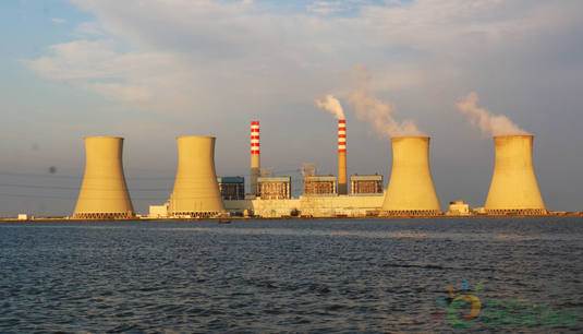
                    　　六月的渤海灣，碧波浩渺，長空無際。
 
　　天津濱海新區(qū)，一座裝機容量400萬千瓦的大型現(xiàn)代化電站拔地而起，巍然矗立在渤海之濱，宛若一顆璀璨的明珠，照耀著渤海灣畔