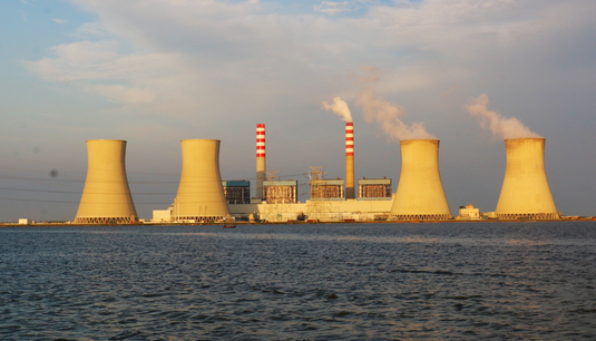 　　六月的渤海灣，碧波浩渺，長空無際?！　√旖驗I海新區(qū)，一座裝機容量400萬千瓦的大型現(xiàn)代化電站拔地而起，巍然矗立在渤海之濱，宛若一顆璀璨的明珠，照耀著渤海灣畔