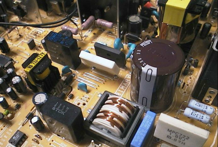 　　【中國儀表網(wǎng) 儀表深度】近段時間以來，不斷看到報道電容、電阻漲價缺貨，給處在行業(yè)下游的電子廠商造成很大壓力的新聞。  　　電容、電阻等電子元器件是電子工業(yè)的“黃金配角”，我們?nèi)粘Ｉ钪兴佑|到的所有電子產(chǎn)品，包括手機、電腦、家用電器等都離不開這兩樣最基礎的元器件，而且用量極大