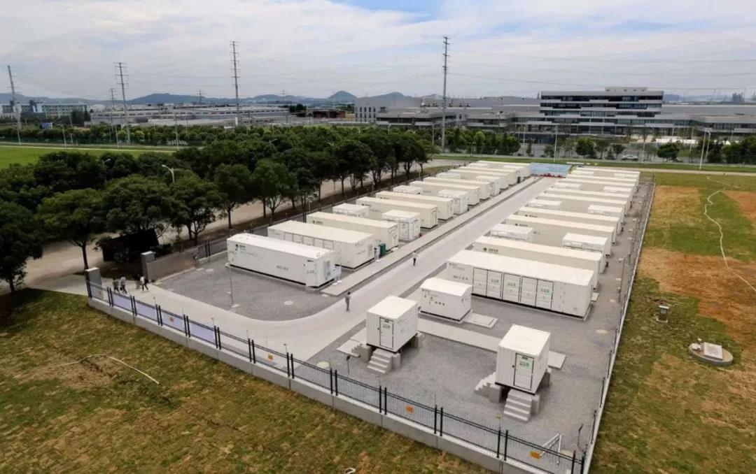 
	中國儲能網(wǎng)訊：為緩解鎮(zhèn)江地區(qū)2018年電網(wǎng)迎峰度夏供電壓力，由國網(wǎng)江蘇綜合能源公司協(xié)調(diào)鎮(zhèn)江供電公司，在鎮(zhèn)江東部各個大容量變電站（供電側(cè)）實施鋰電池儲能電站建設，國網(wǎng)江蘇省電力有限公司發(fā)策部牽頭擬建設總規(guī)模101MW/202MWh儲能電站，提高鎮(zhèn)江東部電網(wǎng)的調(diào)峰調(diào)頻能力，為可再生能源的規(guī)模開發(fā)提供支撐。



	力信能源參與承建北山及五峰山儲能電站，共計40MW/80MWh