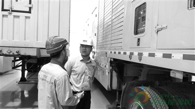 
                    　　工作人員反復(fù)開關(guān)檢查每一扇門窗的嚴密性，打開風(fēng)機過濾網(wǎng)驗證是否安裝牢固，彎下身子查看腳手架搭設(shè)是否穩(wěn)固……
 
　　2018年第8號臺風(fēng)“瑪莉亞”近日在福建連江沿海登陸，登陸時中心附近最大風(fēng)力14級（42米/秒，強臺風(fēng)級）。沿海地區(qū)每年都有臺風(fēng)，核電站如何安全抵御強臺風(fēng)？臺風(fēng)過境，會對核電站的安全造成影響嗎？本版特刊發(fā)相關(guān)報道，以饗讀者