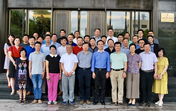 　　【中國儀表網(wǎng) 儀表會議】2018年7月13日至7月14日，全國工業(yè)過程測量控制和自動化標準化技術(shù)委員會工業(yè)在線校準方法分技術(shù)委員會 SAC/TC124/SC7(以下簡稱分委會)第二屆委員會總結(jié)會議暨第三屆委員會擬成立會議在浙江樂清順利召開。  　　會上，分委會主任委員邵力向全體委員做SAC/TC124/SC7第二屆分委會工作總結(jié)和下一屆分委會的工作展望