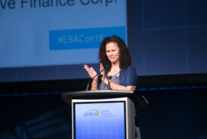 
	中國儲能網(wǎng)訊：如今，太陽能和儲能的世界越來越緊密地結合在一起。行業(yè)媒體記者采訪了美國儲能協(xié)會（ESA）首席執(zhí)行官Kelly Speakes-Backman