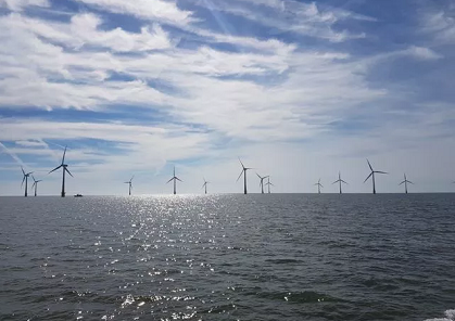  　　開發(fā)商需要花費12.8億英鎊至36.4億英鎊，才能完成英國周邊37個運營和建設(shè)中的海上風(fēng)電場的退役工作。

　　根據(jù)商業(yè)、能源和工業(yè)戰(zhàn)略部（BEIS）發(fā)布的報告，（海上風(fēng)電場）退役需要將基礎(chǔ)、風(fēng)機和海上變電站從海上移除，送出和場內(nèi)布線很可能會保持原位，并通過遠程操作工具將其進行掩埋