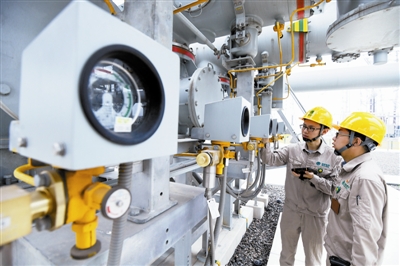 
工作人員巡檢電網設備。

　　天津電力1000千伏特高壓海河變電站內利用機器人協(xié)助設備巡查