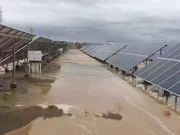 
	中國儲能網(wǎng)訊：7月14日7點10分，黃河公司海西發(fā)電部運維人員巡視發(fā)現(xiàn)洪水流入格爾木光伏電站升壓站東側(cè)排洪溝;7點50分，發(fā)現(xiàn)電站升壓站西側(cè)來水，且水勢較大，漫過電站硬化道路，流入子陣后立即進行了匯報。黃河公司海西發(fā)電部接到匯報后高度重視，于8點00分啟動了《海西新能源發(fā)電部防汛應急預案》，調(diào)集搶險物資，隨即組織人員趕赴現(xiàn)場進行現(xiàn)場救援