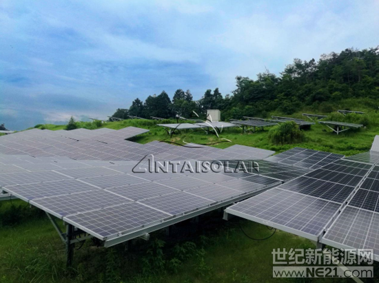 

這里曾是一個高爾夫球場，寄存過許多人的快樂與驚喜，一段歲月可能已隨風(fēng)而去，但太陽能電站賦予這個曾經(jīng)的球場新的開始，新的生命，新的榮光。

據(jù)介紹，該項(xiàng)目位于日本香川縣，裝機(jī)量為10MW，綜合項(xiàng)目所在地高爾夫球場的地形評估和安全評估，由安泰提供安裝簡單，美觀耐用的幾字樁坡地東西可調(diào)支架解決方案