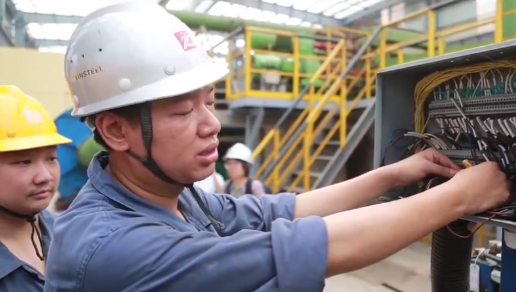 　　【中國儀表網(wǎng) 儀表人物】“‘自動(dòng)化’這專業(yè)聽上去蠻高大上的，別人都以為我們是白領(lǐng)一樣，其實(shí)我們就是‘藍(lán)領(lǐng)’民工。”說這話調(diào)侃的王偉，就是位投身自動(dòng)化，一身拼勁的新鋼勞模