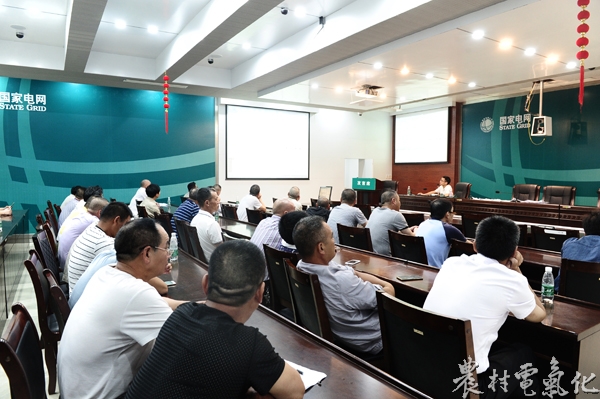 
　　農(nóng)村電氣化網(wǎng)訊：為提升工作負(fù)責(zé)人現(xiàn)場(chǎng)作業(yè)組織能力及安全技能水平，7月18-19日，國(guó)網(wǎng)福鼎市供電公司開展第一期2018年度工作負(fù)責(zé)人“雙提升”全員培訓(xùn)。

　　此次培訓(xùn)邀請(qǐng)寧德供電公司配電運(yùn)檢室經(jīng)驗(yàn)豐富的老師授課，按照“四統(tǒng)一”（統(tǒng)一師資、統(tǒng)一教材、統(tǒng)一培訓(xùn)模式、統(tǒng)一考試考核）要求，實(shí)施分層級(jí)、分專業(yè)、科目制、精益化培訓(xùn)，采取“線上線下”結(jié)合及考培分開的方式，培訓(xùn)內(nèi)容分為安全工作規(guī)程，各專業(yè)安全生產(chǎn)相關(guān)制度要求，安全風(fēng)險(xiǎn)防控和現(xiàn)