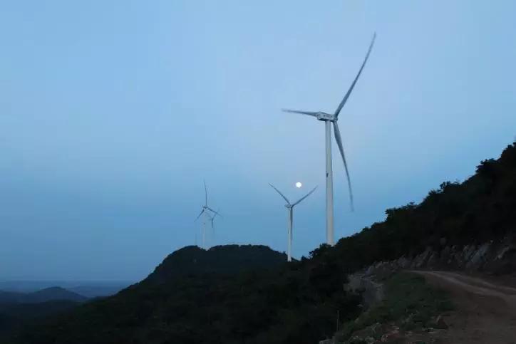                        后低風(fēng)速時代的2018年，轉(zhuǎn)型之后的三一重能憑借905風(fēng)機產(chǎn)品平臺實現(xiàn)數(shù)字智能突圍，開始持續(xù)為客戶帶來發(fā)電量驚喜，湖南寧鄉(xiāng)觀音閣、江西龍南雷公山等十多家風(fēng)電場發(fā)電量在各省持續(xù)排名第一。同期，三一低風(fēng)速風(fēng)場訂單實現(xiàn)爆發(fā)式增長，短短的幾十天時間905風(fēng)機產(chǎn)品在手訂單新增40余萬千瓦