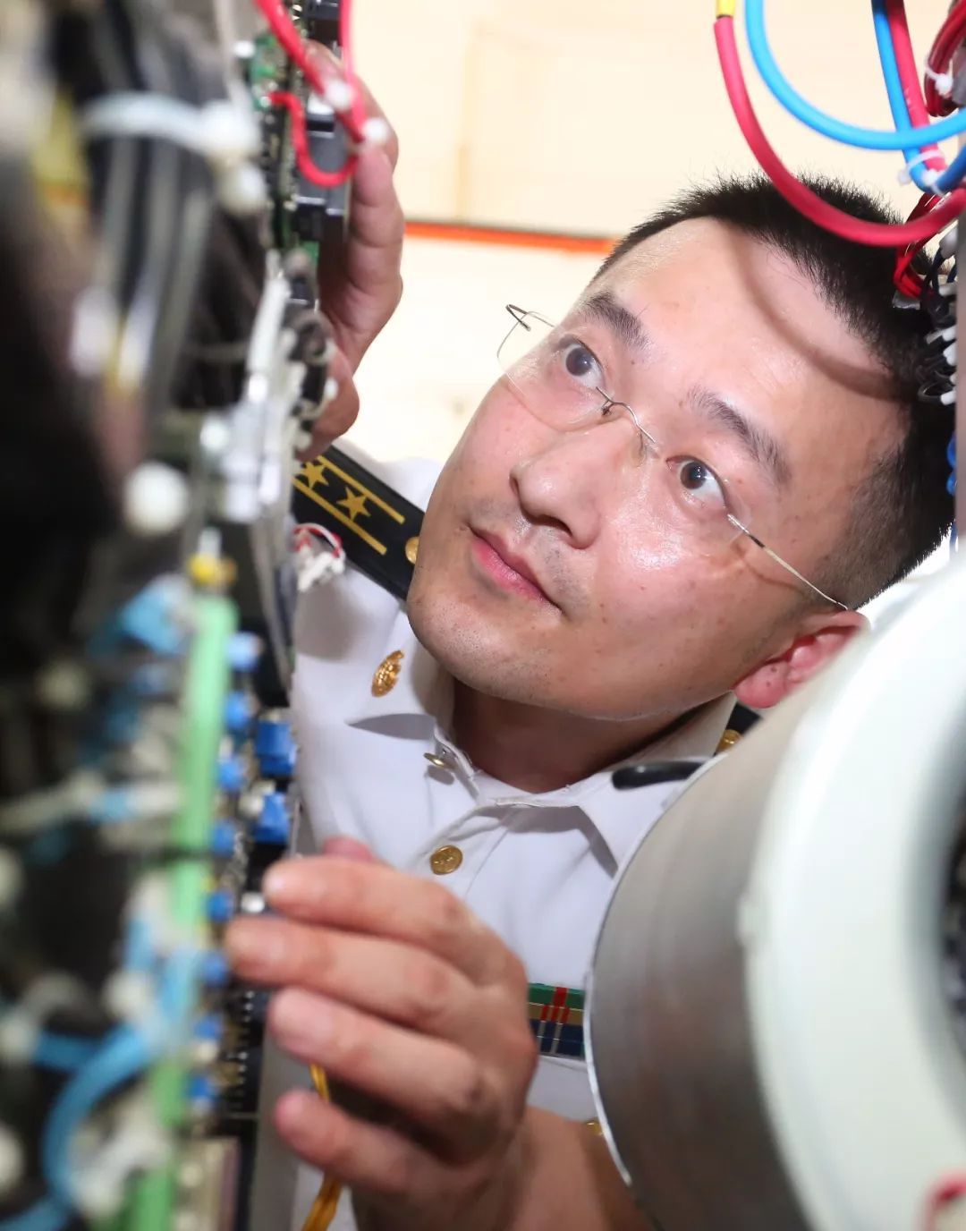                        據(jù)新華社報道， 中央軍委主席習(xí)近平日前簽署通令，給3名個人記功。其中海軍工程大學(xué)某研究所所長、教授肖飛被記一等功