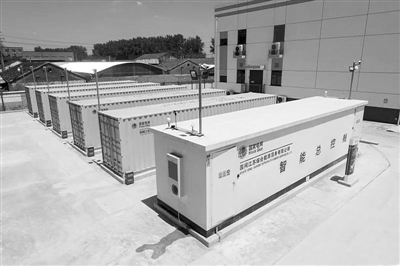 
			              
	
儲能電站正式并網(wǎng)投運
科技匯
總?cè)萘?0.2萬千瓦時，可滿足17萬居民一天的生活用電……7月18日，一個超大型“充電寶”在江蘇鎮(zhèn)江投入運行，鎮(zhèn)江儲能電站總功率達10.1萬千瓦，是國內(nèi)規(guī)模最大的電池儲能電站項目。
2017年，江蘇電網(wǎng)最高調(diào)度用電負荷已達到1.02億千瓦，超過德國、韓國、澳大利亞等國最高用電負荷