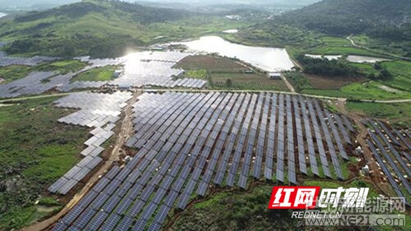 

陽華田光伏項(xiàng)目。

紅網(wǎng)時刻永州7月19日訊（通訊員 李珊珊）“以前咱們村三面環(huán)山，種地難、出行難、賺錢難、生活難，近年來，路通了，土地流轉(zhuǎn)啊、農(nóng)家樂啊、旅游啊等等都發(fā)展起來了，生活變得好愜意了